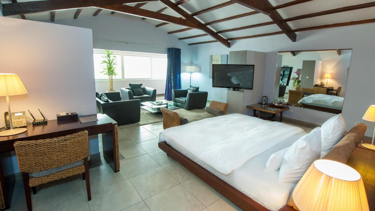 Residence Hoteliere Du Phare Либревил Екстериор снимка